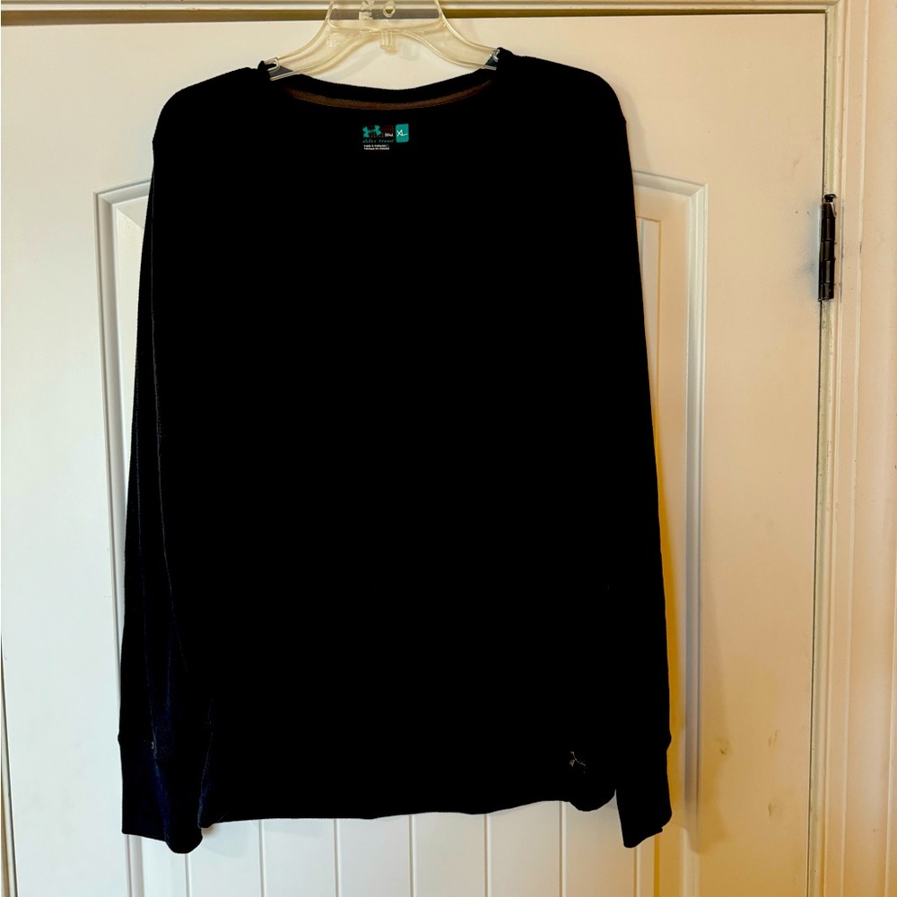 Women’s XL Under Armour top in black.